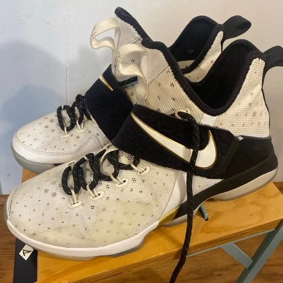 NIKE LEBRON XIV BHM MENS  SIZE 9 - Picture 5 of 12